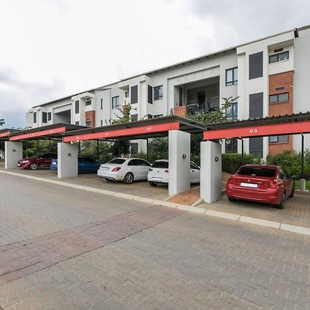 Modern Apartment In A Secure Golf Estate.Wifi Roodepoort Exteriör bild