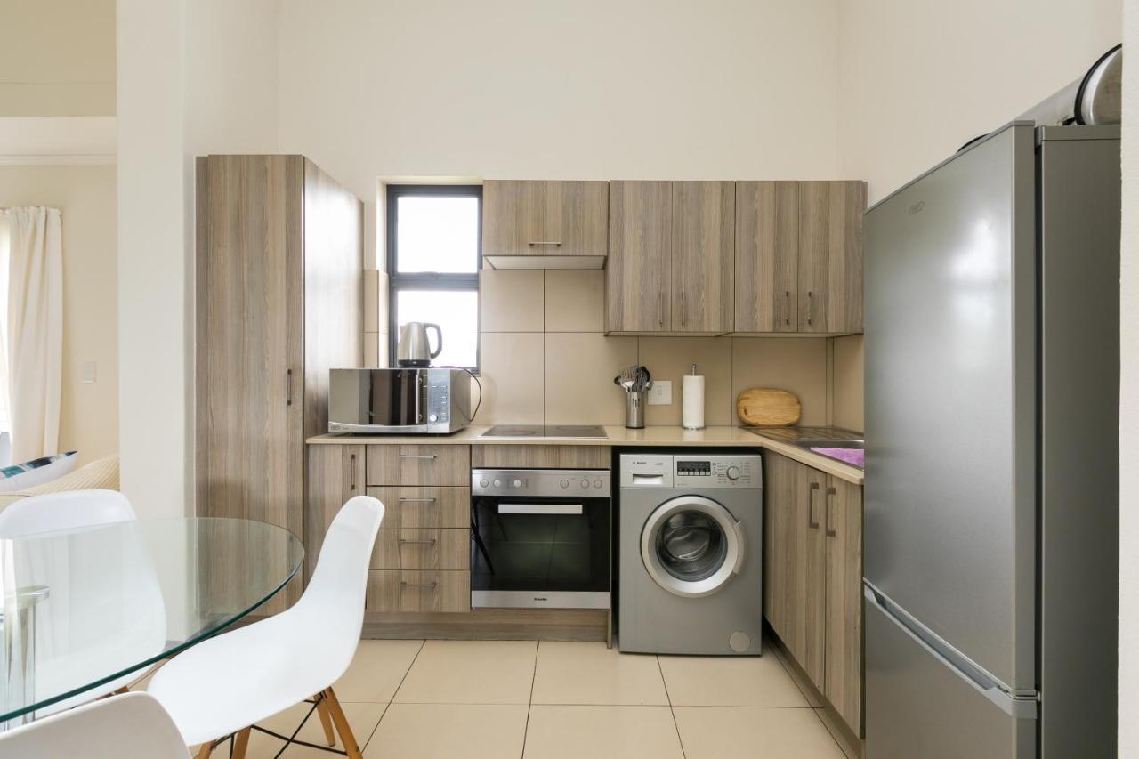 Modern Apartment In A Secure Golf Estate.Wifi Roodepoort Exteriör bild