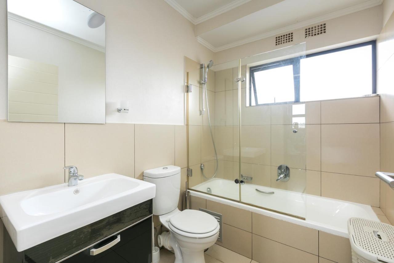 Modern Apartment In A Secure Golf Estate.Wifi Roodepoort Exteriör bild