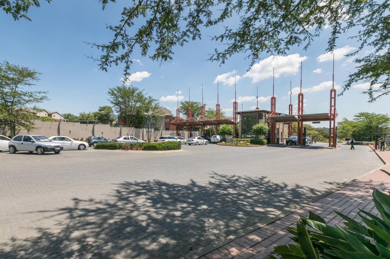 Modern Apartment In A Secure Golf Estate.Wifi Roodepoort Exteriör bild