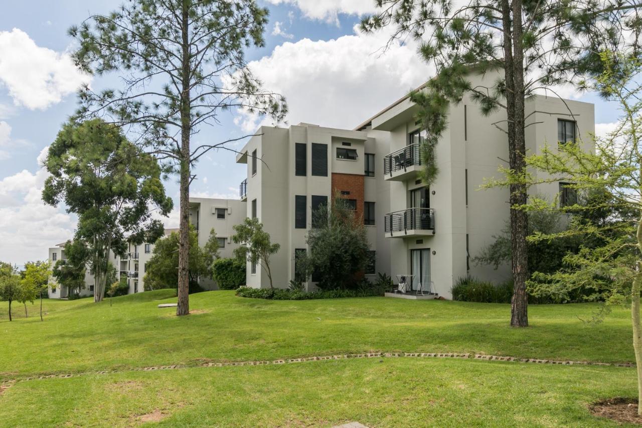 Modern Apartment In A Secure Golf Estate.Wifi Roodepoort Exteriör bild