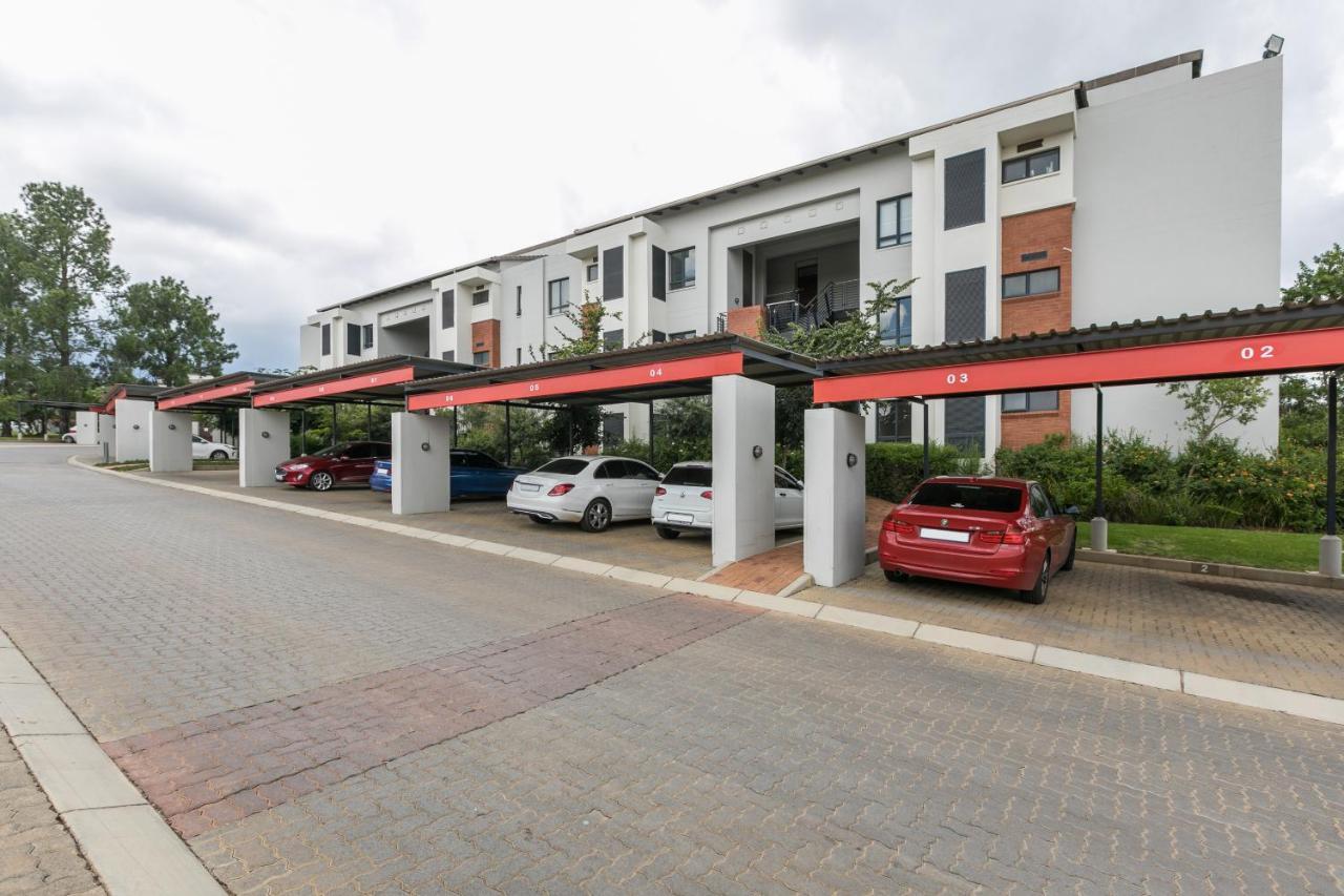 Modern Apartment In A Secure Golf Estate.Wifi Roodepoort Exteriör bild