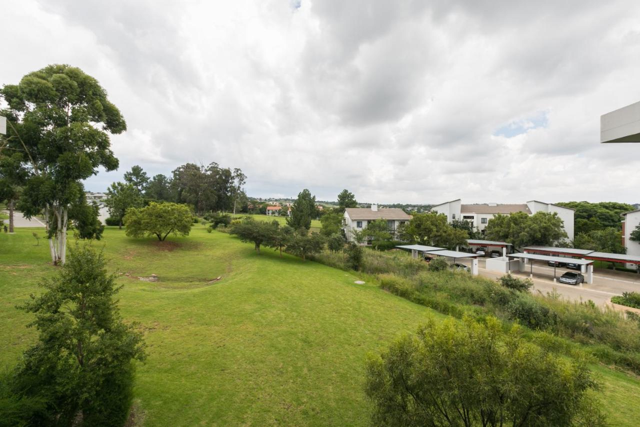 Modern Apartment In A Secure Golf Estate.Wifi Roodepoort Exteriör bild